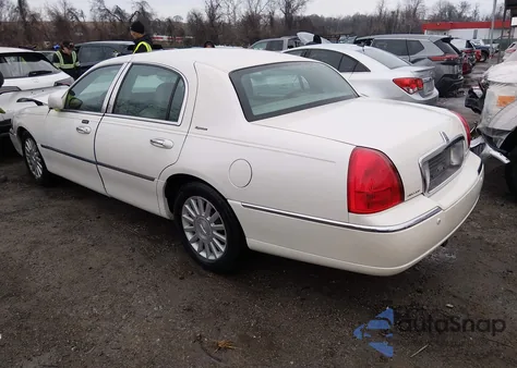 2004 Lincoln Town Car Signature z USA, uszkodzony, nr VIN 1LNHM81W74Y666042